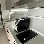 Modern In Center Appartement Piest'any