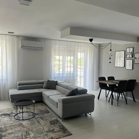 Modern In Center *