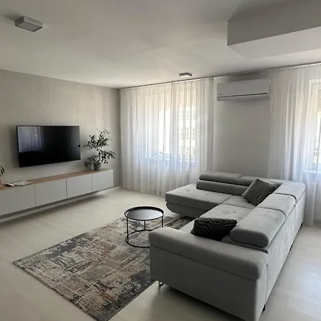 Modern In Center Appartement Piest'any