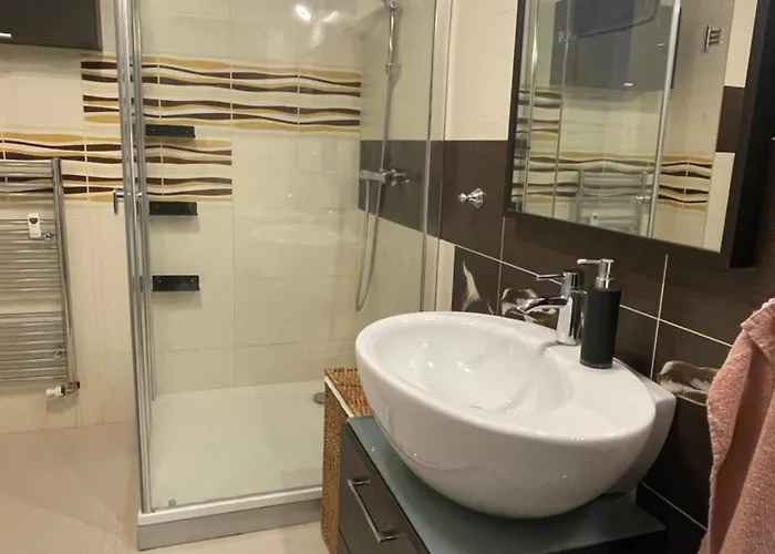 Modern In Center Apartment